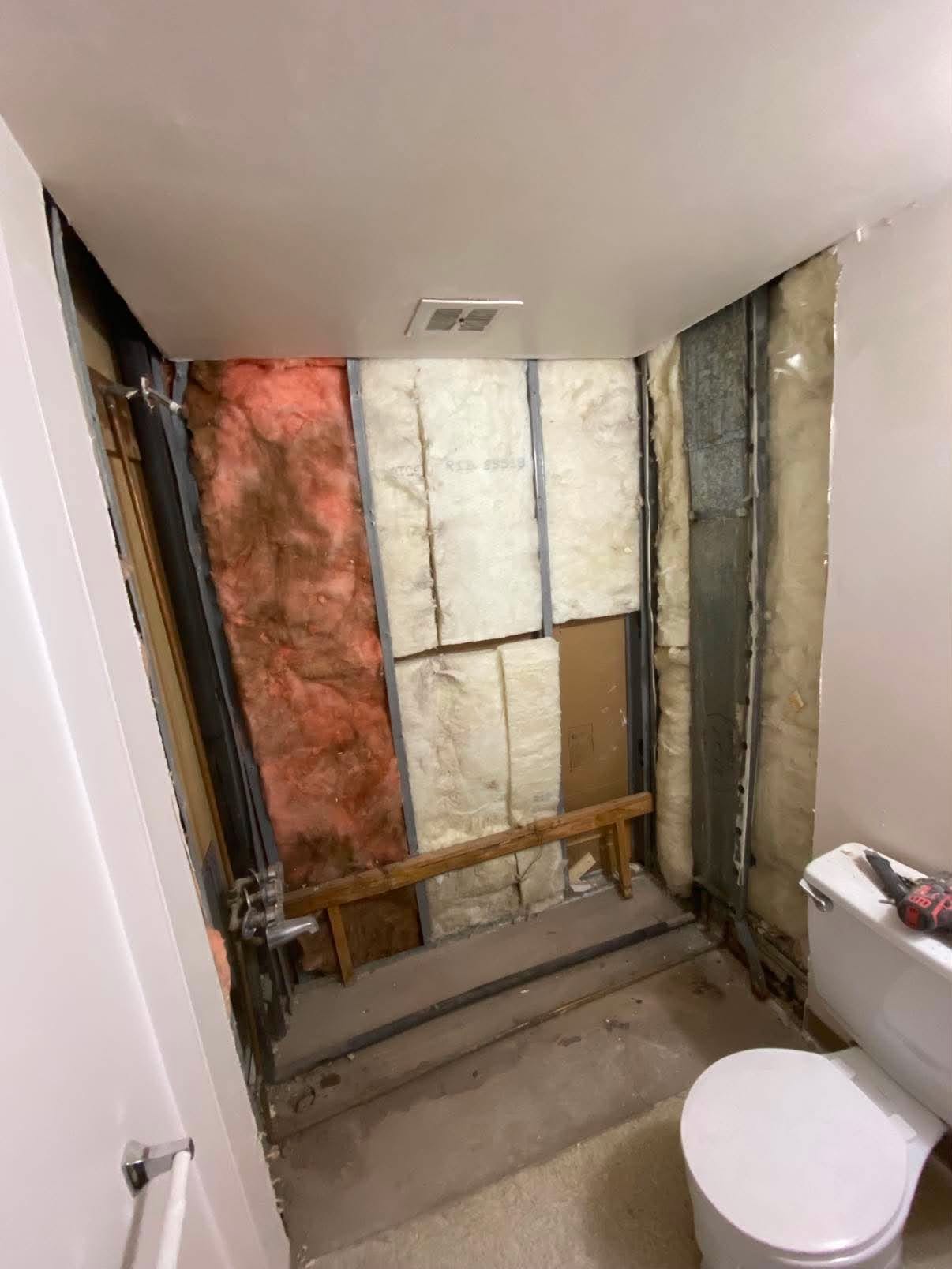 Salle de bain démolie